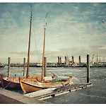 Wiron Aan Het Wad. Camping *